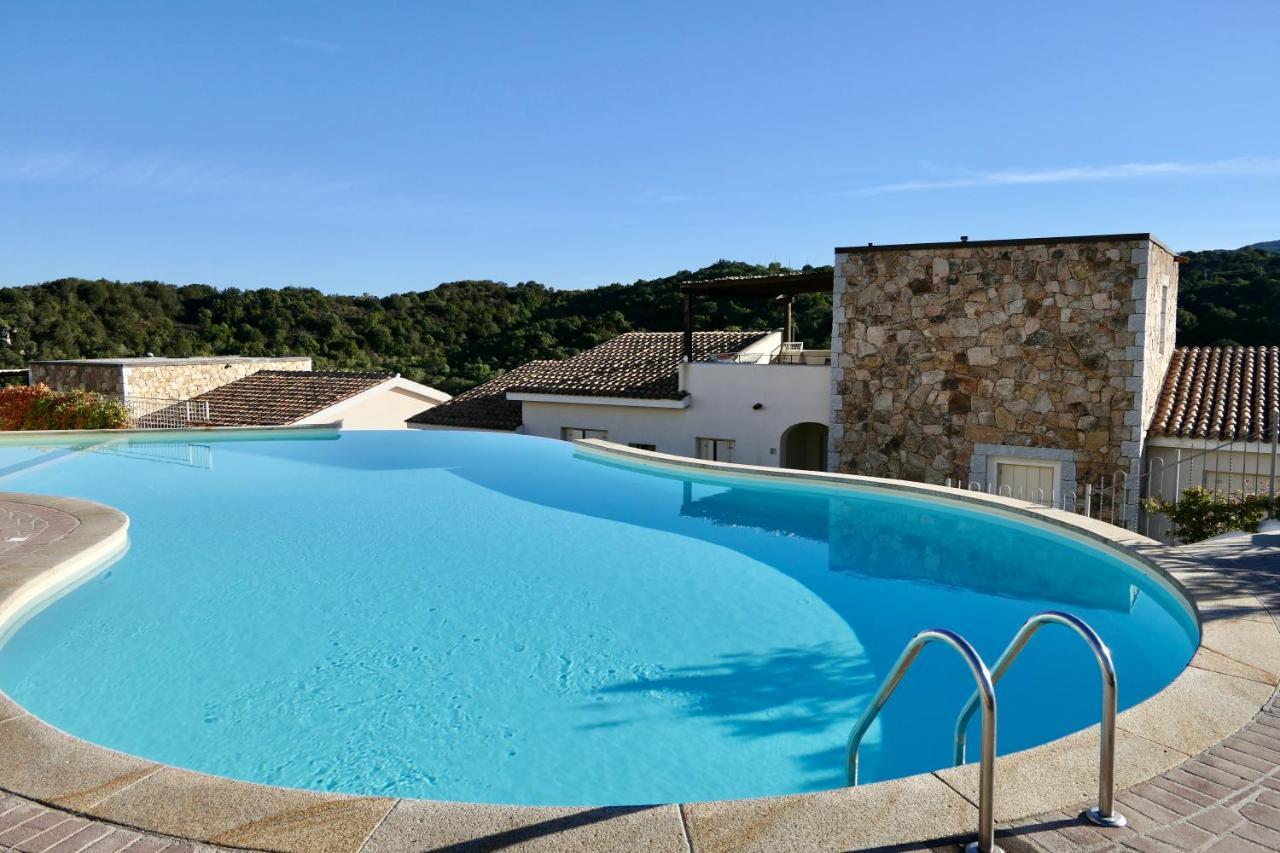 Residence Con Piscina A 4 Km Da Baja Sardinia Cala Bitta Exterior photo