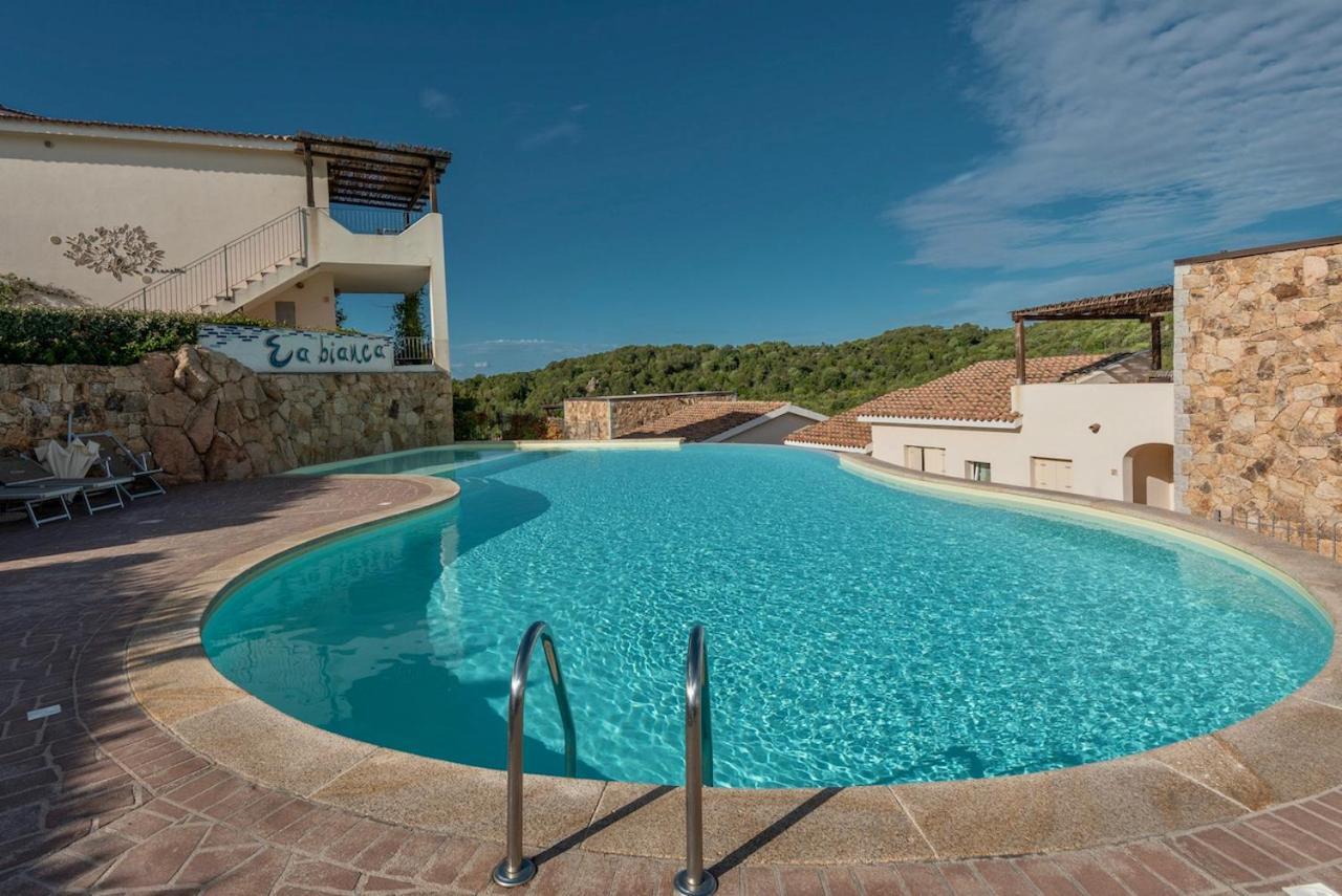 Residence Con Piscina A 4 Km Da Baja Sardinia Cala Bitta Exterior photo